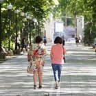 Varias personas caminando en Campo Grande en Valladolid