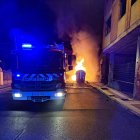 Uno de los contenedores incendiados esta madrugada en San Andrés del Rabanedo (León).