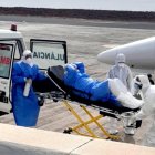 Uno de los pacientes sospechosos de tener hantavirus, durante su evacuación del barco para recibir atención médica en Países Bajos.