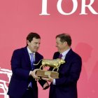 El presidente de la Junta de Castilla y León, Alfonso Fernández Mañueco junto con el ganador de el ''Toro de Oro 2025'', Justo Hernández en la XLIX edición del premio