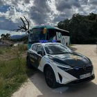 Vehículo de la Guardia Civil junto al autobús