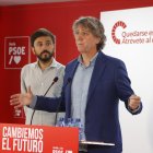 El secretario general del PSOECyL, Carlos Martínez, y el de Política Municipal del PSOECyL, Fran Díaz, este lunes en Soria.