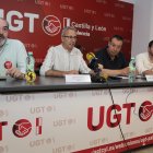 El secretario general UGT servicios públicos de Castilla y León, Tomás Pérez; el vicesecretario del sector autonómico UGT Castilla y León, Carlos Arenas; el responsable autonómico de bomberos forestales UGT, Rodrigo Martín; y el secretario general de servicios públicos de Palencia, Enrique López.