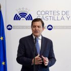 Alfonso Fernández Mañueco en la presentación del acuerdo de PP y VOX.