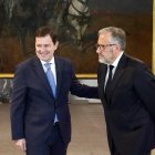 Alfonso Fernández Mañueco y Carlos Pollán tras firmar el pacto de Gobierno