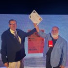 El director general de Turismo de la Junta, Ángel González, entrega el premio a Javier Pérez Andrés.
El director general de Turismo de la Junta, Ángel González, entrega el premio a Javier Pérez Andrés.
