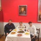 Alejandro, María José y Javier muestran varios platos de la carta como jamón de bellota, callos, varias raciones de rodaballo para compartir y la menestra palentina que es la especialidad