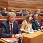Parte de la bancada del PSOE durante la intervención de Mañueco.