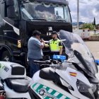 Un agente efectúa la prueba de alcoholemia al camionero que quintuplicaba la tasa de alcoholemia.