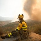 Imagen de archivo de un bombero forestal en un incendio.