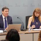 El consejero Carlos Fernández Carriedo, junto a la directora de Presupuestos, María Isabel Campos. EM