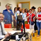 Montaje fotográfico de Vox en el que se ve a Ábalos registrando la proposición de Ley de violencia de Género que le presenta Martínez Mínguez rodeado de representantes feministas.