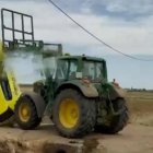 Momento en el que el tractor embiste contra el coche de la empresa de cobros.