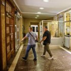 Dos agentes de la Guardia Civil abandonan el Ayuntamiento de Soria tras el registro.
