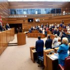 Minuto de silencio por las víctimas de los terremotos de Venezuela al inicio del pleno de las Cortes.