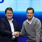 Los presidentes de Castilla y León, Alfonso Fernández Mañueco, y el de la Junta de Andalucía, Juanma Moreno, durante un el acto del PP.