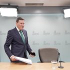 El consejero de Economía y Hacienda y portavoz, Carlos Fernández Carriedo, comparece en rueda de prensa posterior al Consejo de Gobierno.