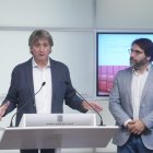 Carlos Martínez y el presidente del PSC en el Parlament, Ferran Pedret, en la comparecencia ante los medios en Barcelona.