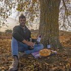 Pablo Calleja, con dos de sus vinos