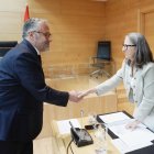 Carlos Pollán saluda a la socialista María del Carmen Iglesias antes de la comparecencia