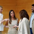 Isabel Blanco conversa con los socialistas Nuria Rubio, Patricia Gómez y Fran Díaz.