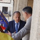 El presidente del Consejo de Cuentas, Mario Amilivia es recibido por el alcalde de El Burgo de Osma, Antonio Pardo