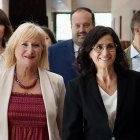 La consejera de Movilidad, Transformación Digital e Inteligencia Artificial, Cristina Sanchidirán, junto a la portavoz del PP en las Cortes, Leticia García.