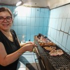 Rocío enseña desde las brasas como prepara varios productos de la carta