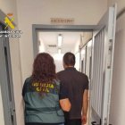La Guardia Civil se lleva al detenido.