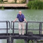 El escritor Raúl Guerra Garrido, en el Canal de Castilla