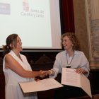 La consejera de Educación, María Pardo (D); y la presidenta de la Diputación de Palencia, Ángeles Armisén (I), firman el convenio de colaboración para mejoras en colegios de infantil y primaria