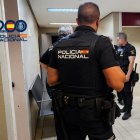 Agentes de la Policía Nacional con el detenido.
