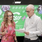 La presidenta del sector de Educación del sindicato en Castilla y León, Isabel Madruga, y el secretario de negociación del sector de Educación, Mariano González, durante la presentación