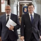 El presidente de la Junta de Castilla y León, Alfonso Fernández Mañueco, acompañado por el vicepresidente primero y consejero de Desregulación, Familia y Ayudas Sociales, Carlos Pollán.