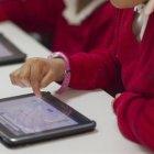 Alumnos emplean tablets en una clase.