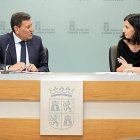 Carlos Fernández Carriedo y Cristina Sanchidrián conversan en la rueda de prensa tras el Consejo de Gobierno.