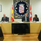 Carlos Menéndez (VOX), Francisco Vázquez (PP) y Nuria Rubio (PSOE), en la reunión de  la Mesa