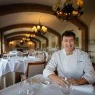 Javier Martinez, en el salón del restaurante del Parador de Benavente