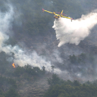 Varios medios aéreos y terrestres de la Junta de Castilla y León y del Gobierno de España, participan en la extinción del incendio de nivel 2 en el municipio de Boca de Huérgano (León).- ICAL