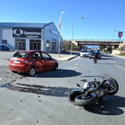 Herido un motorista tras colisionar contra un turismo en la avenida Galicia de Ponferrada.- ICAL