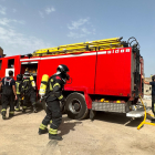 Una dotación de bomberos actúa en un incendio este verano en Castilla y León. ICAL