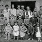 El maestro Antoni Benaiges y sus alumnos en la escuela de Bañuelos de Bureba, en Burgos. -ASOCIACIÓN ESCUELA BENAIGES