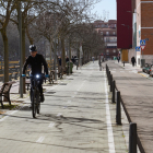 Carril bici en el paseo del cauce en el barrio de las Batallas en Valladolid.- J:M: LOSTAU