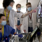 Varios profesionales revisan una ecografía de corazón en el Hospital de Salamanca. -ENRIQUE CARRASCAL