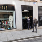Agentes de la Policía Nacional a las puertas de la tienda donde grababan los estudiantes. - EUROPA PRESS