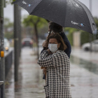 Dos personas sujetan un paraguas durante una tormenta en una imagen tomada durante el estado de alarma - MARÍA JOSÉ LÓPEZ -EUROPA PRESS - Archivo