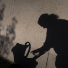 Un  padre hace  carantoñas a su hijo mientras pasean. -TOMÁS ALONSO