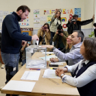 El alcalde y candidato a la Alcaldía de Valladolid por el PSOE, Óscar Puente, ejerce su derecho al voto.- ICAL
