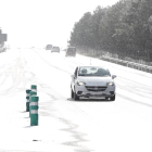 Un coche en una carretera con nieve. E. M. ARCHIVO