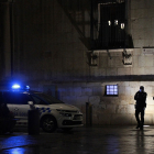 La Policía local de León patrulla por la ciudad por el toque de queda.- ICAL